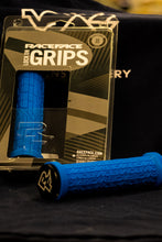 Load image into Gallery viewer, RaceFace Grippler Lock On Grips
